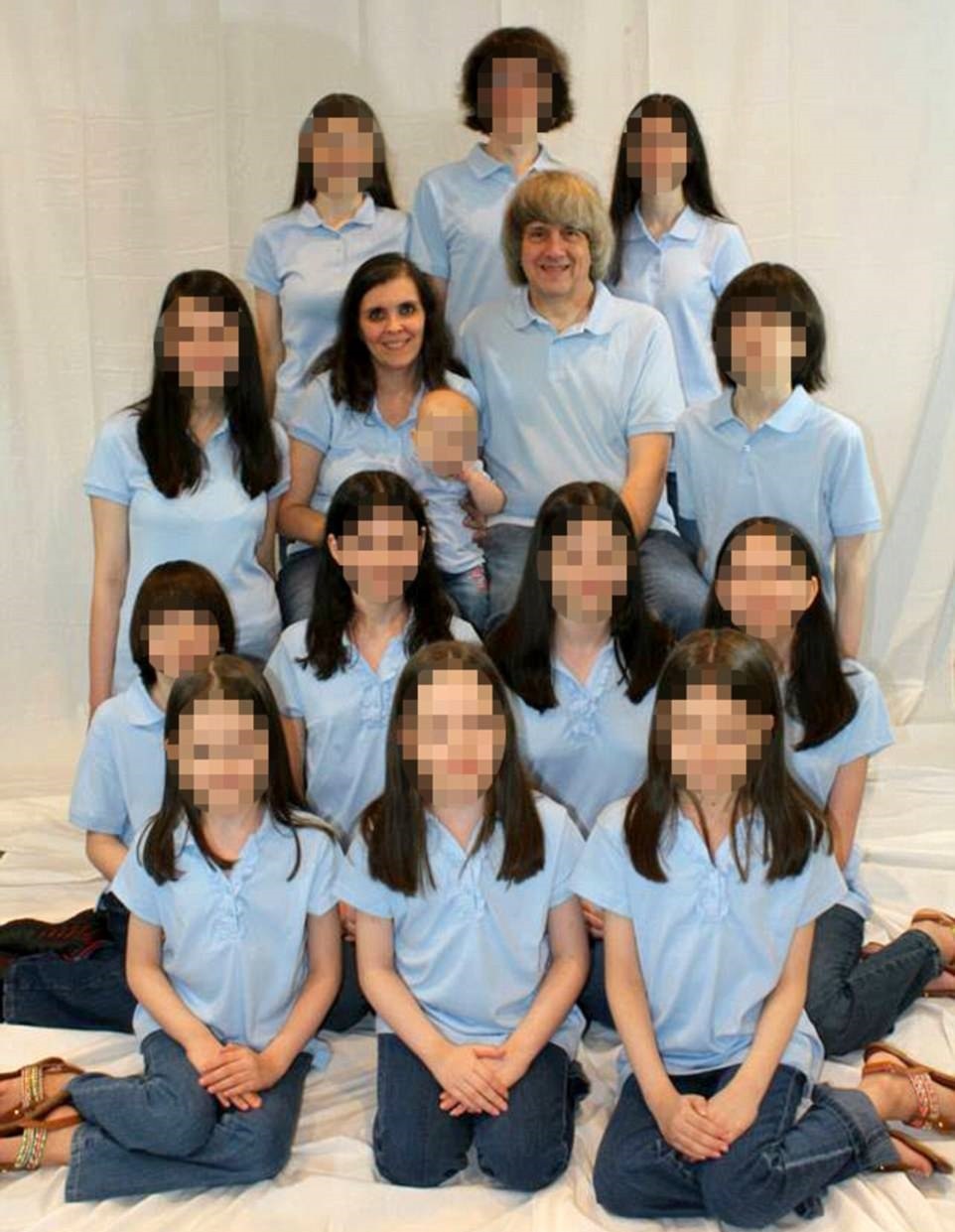 پدر و مادری که ۱۳ فرزند خود را با زنجیر زندانی کرده بودند/تصاویر