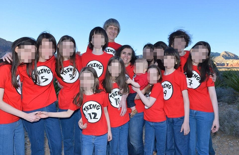 پدر و مادری که ۱۳ فرزند خود را با زنجیر زندانی کرده بودند/تصاویر