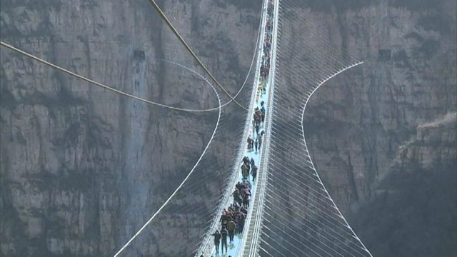 ازدحام چینی‌ها برای بازدید از طولانی‌ترین پل شیشه‌ای جهان