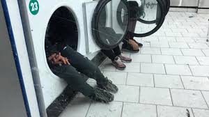 خوابیدن کودکان بی‌خانمان پاریس در ماشین ‌لباسشویی