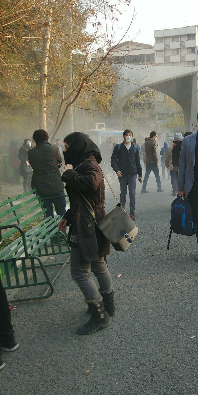 گزارشی از ناآرامی‌ها در تهران/تکذیب قانون منع رفت‌وآمد/تعطیلی ۲ ایستگاه مترو+فیلم و عکس