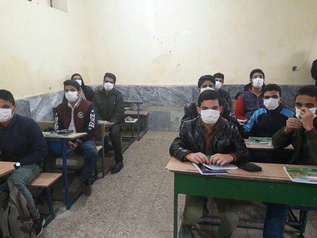 دانش‌آموزان دهلرانی با ماسک سر کلاس درس حاضر شدند/ وضعیت هوا بحرانی است+عکس