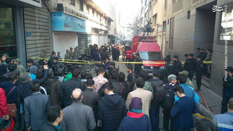 عکس/ تجمع مردم در محل آتش‌سوزی ساختمان وزارت نیرو