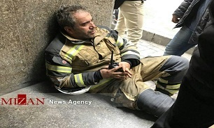 اتفاق عجیب در محل حادثه آتش‌سوزی: فرمانده آتش‌نشان دچار دودگرفتگی شد +عکس
