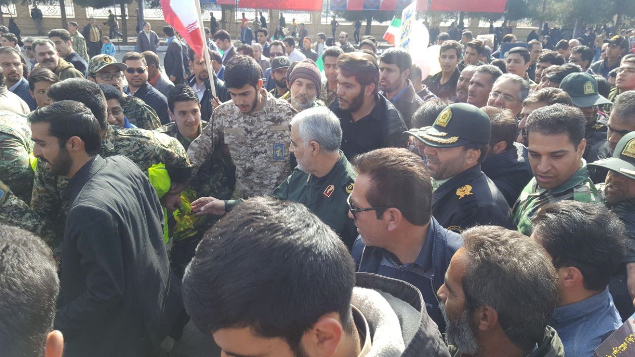 عکس/ حضور سردار سلیمانی در راهپیمایی ۲۲ بهمن در کرمان