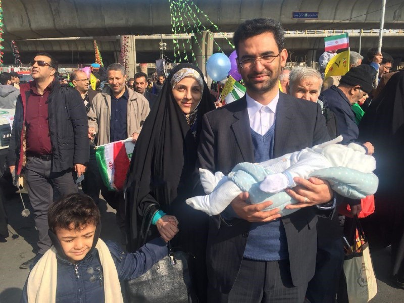 عکس/ وزیری که به همراه همسر و دو فرزندش به راهپیمایی آمد