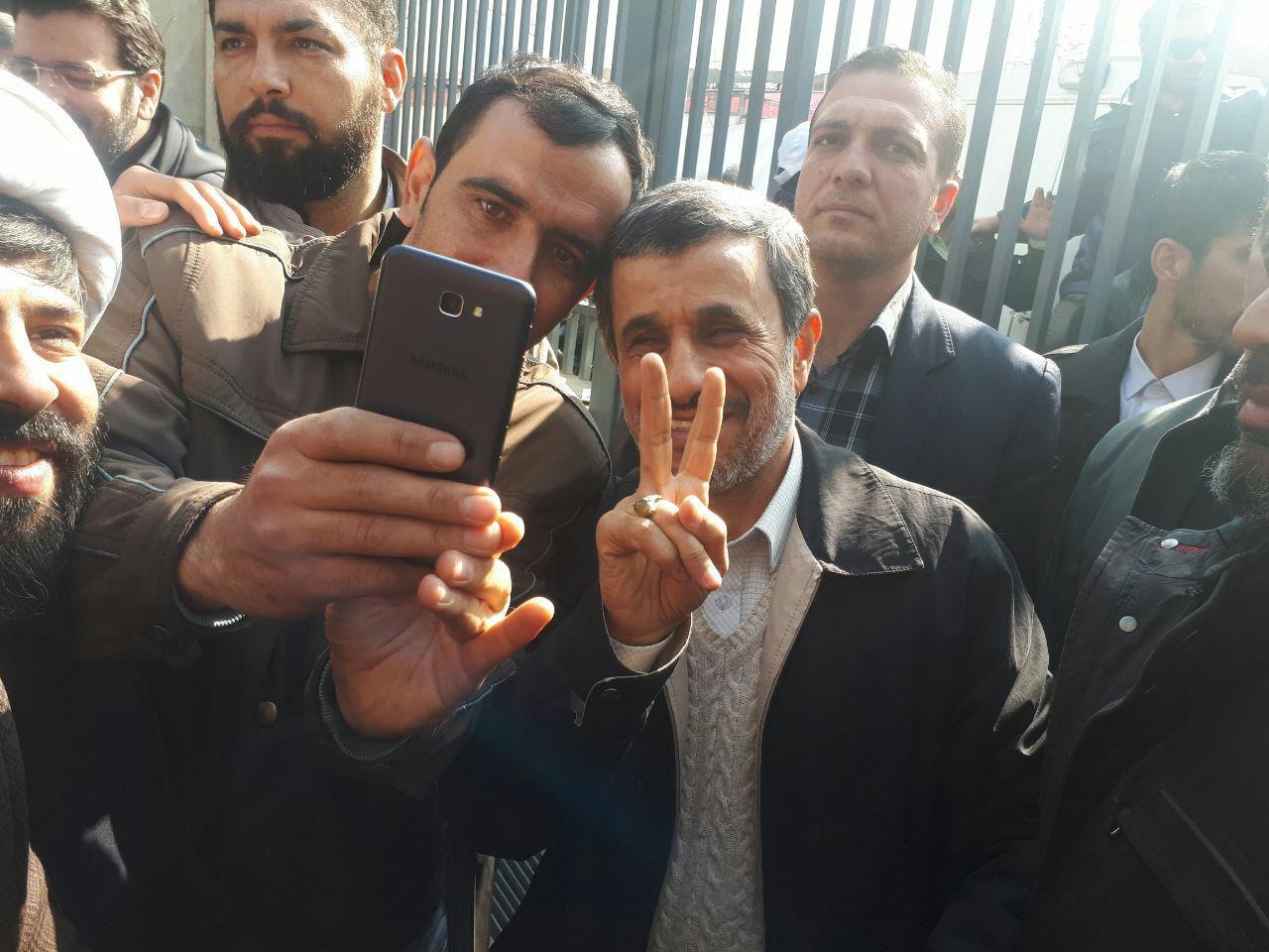 عکس/ سلفی با احمدی‎نژاد در حاشیه راهپیمایی ۲۲ بهمن
