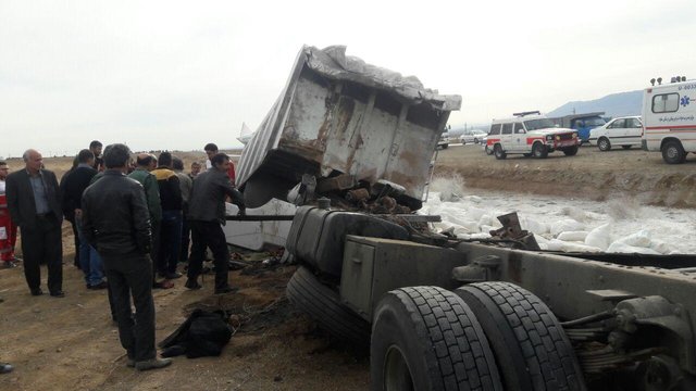 واژگونی کامیون حامل گچ در ساوه/ یک کشته