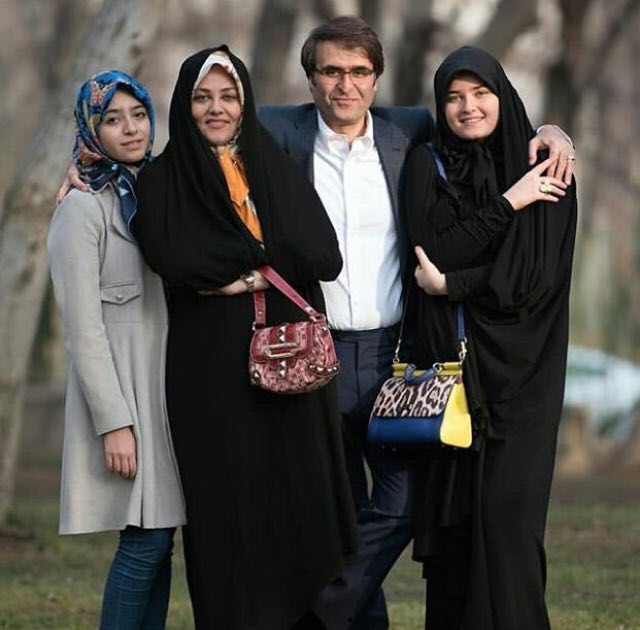 نوه امام خمینی (ره) در کنار همسر و فرزندانش + عکس