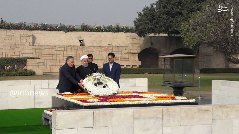 عکس|استقبال رسمی از روحانی در کاخ ریاست جمهوری هند با شلیک ۲۱ گلوله توپ/ادای احترام به گاندی