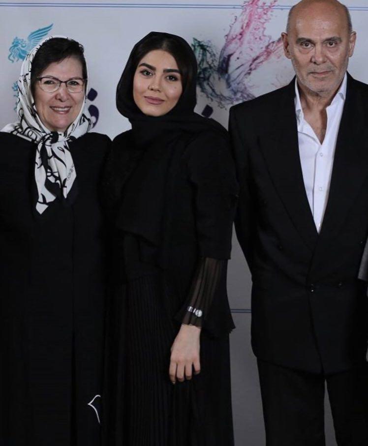 جمشید هاشم پور و همسرش در کنار آزاده زارعی