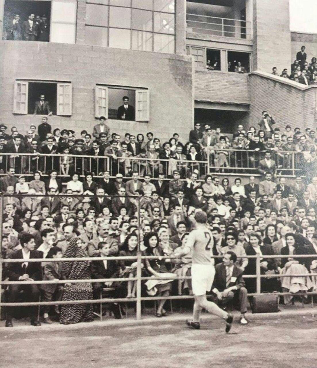 حضور زنان در دهه ۴۰ برای دیدن بازی فوتبال در ورزشگاه امجدیه/عکس