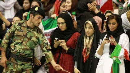 ماجرای بازداشت دخترانی که برای تماشای داربی به ورزشگاه آزادی رفته بودند/وزارت کشور: آزاد شدند ماجرای بازداشت دخترانی که برای تماشای داربی به ورزشگاه آزادی رفته بودند/وزارت کشور: آزاد شدند