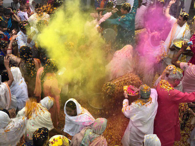 ثبت تصاویر زیبا از مراسم رنگ پاشی هندی با دوربین آیفون ۱۰+عکس