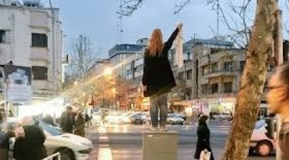 انتقاد صفایی فراهانی از نحوه برخورد با مسئله «دختران خیابان انقلاب» و مدیریت «شیروانی»؛ کسی حق ندارد کتک بزند/بجای پیداکردن راه حل منطقی، روی جعبه برق و مخابرات شیروانی درست می کنند انتقاد صفایی فراهانی از نحوه برخورد با مسئله «دختران خیابان انقلاب» و مدیریت «شیروانی»؛ کسی حق ندارد کتک بزند/بجای پیداکردن راه حل منطقی، روی جعبه برق و مخابرات شیروانی درست می کنند