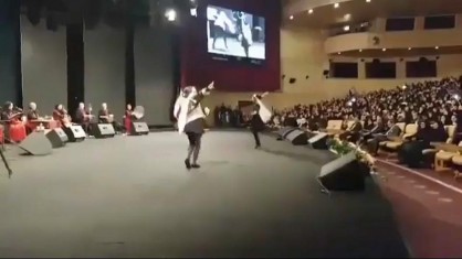 توضیح شهردار تهران درباره رقص جنجالی دختربچه ها در برج میلاد/خبرنگار فارس: چرا اجراکنندگان مراسم را تشویق می کردید؟/نجفی: من هنرمندان را تشویق کردم/خبرنگار: بهتر نبود مراسم را ترک می کردید؟/نجفی: نه، چرا باید ترک می کردم+فیلم و عکس توضیح شهردار تهران درباره رقص جنجالی دختربچه ها در برج میلاد/خبرنگار فارس: چرا اجراکنندگان مراسم را تشویق می کردید؟/نجفی: من هنرمندان را تشویق کردم/خبرنگار: بهتر نبود مراسم را ترک می کردید؟/نجفی: نه، چرا باید ترک می کردم+فیلم و عکس