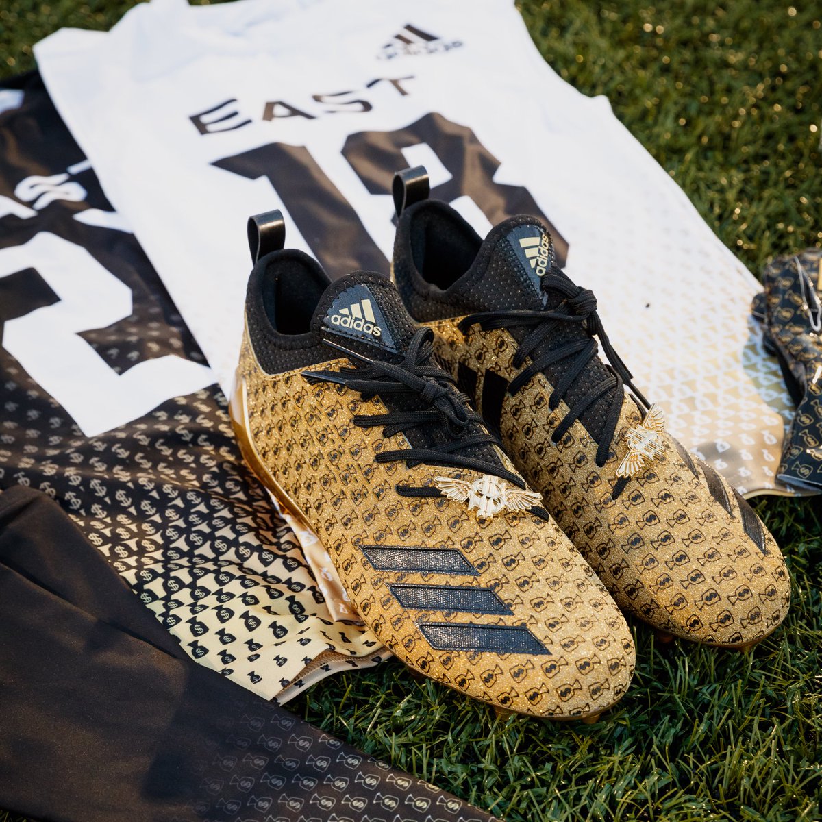 ساخت کفش های فوتبال از جنس طلا +تصاویر