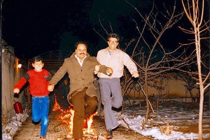محمدرضا و همایون شجریان کنار اکبر عبدی در حال پریدن از روی آتش/ عکس