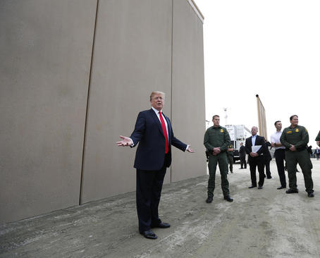 بازدید ترامپ از نمونه‌های اولیه ساخت دیوار مرزی مکزیک +عکس