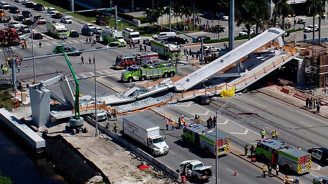 4 کشته در سقوط پل عابر پیاده در آمریکا +عکس