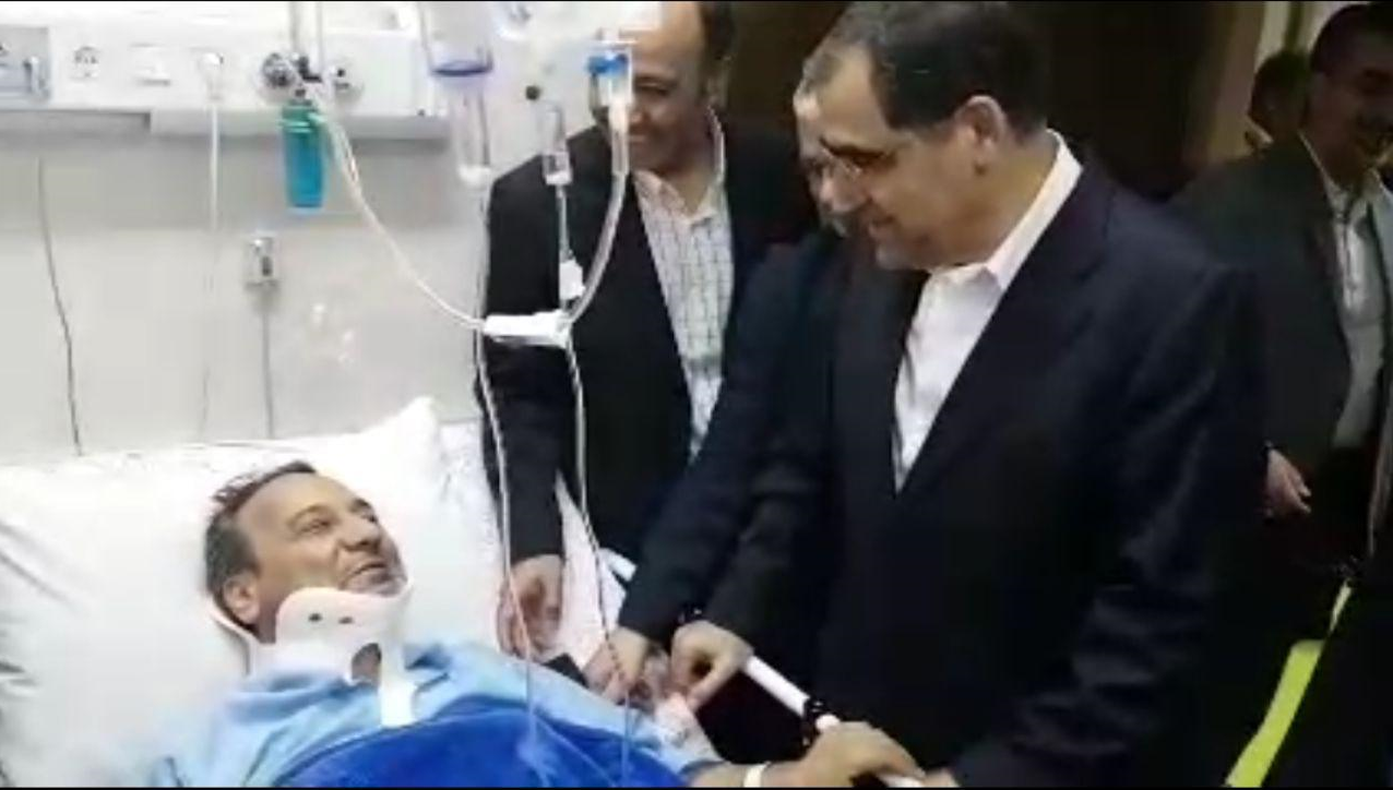 عیادت وزیر بهداشت از پزشک مضروب در بیمارستان + عکس