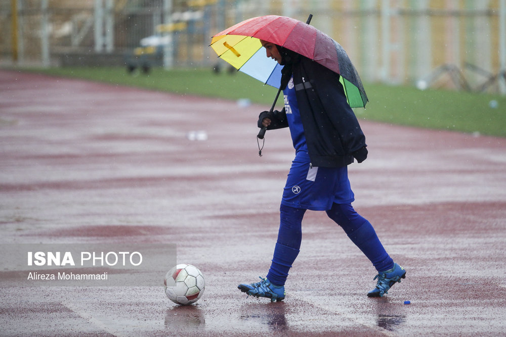 تصاویری از فوتبال زنان زیر باران