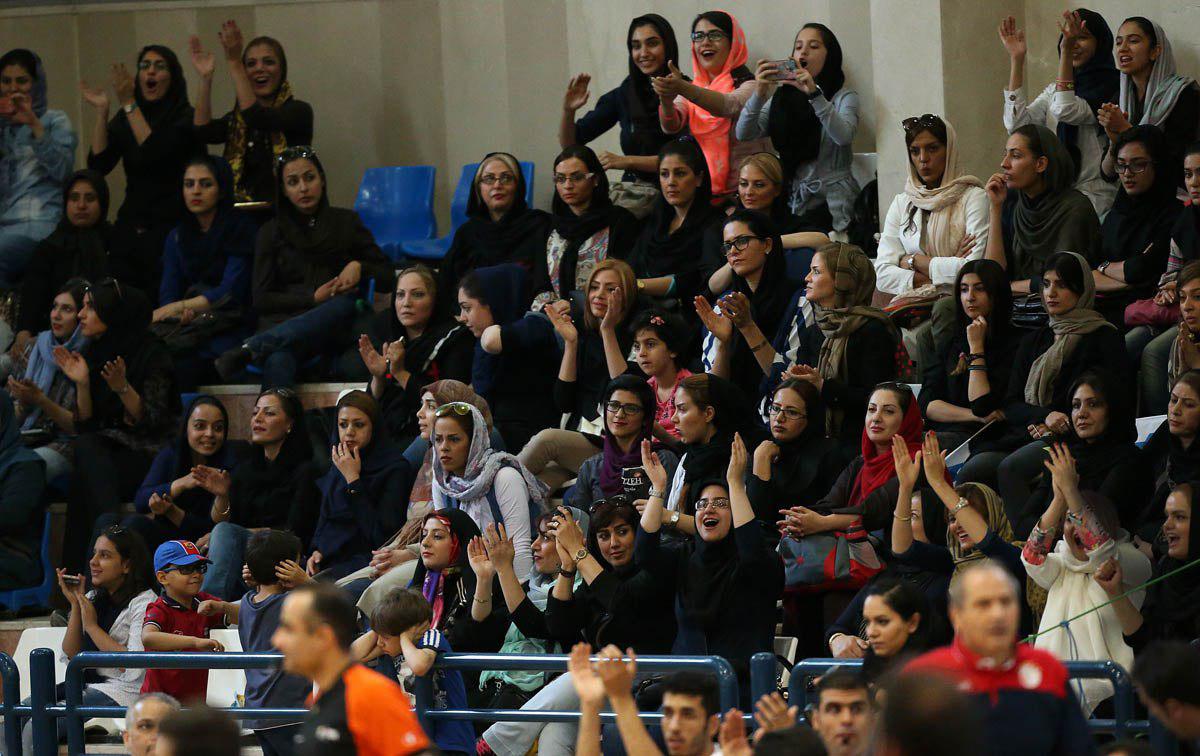 یک مجوز برای ورود زنان به سالن بسکتبال: تماشای بازی ایران و عراق برای زنان آزاد شد