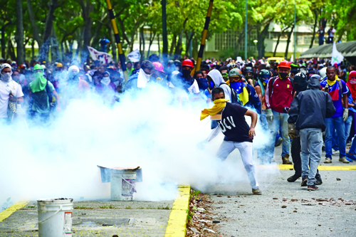 فرجام عوام‌فریبی/ مردم ونزوئلا، مجسمه هوگو چاوز را پایین کشیدند+عکس