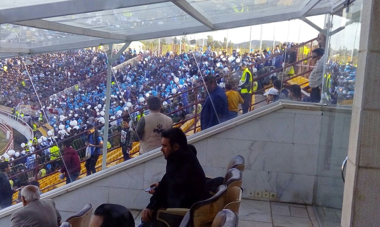 بادکنک‌های آبی در دست هواداران استقلال +عکس