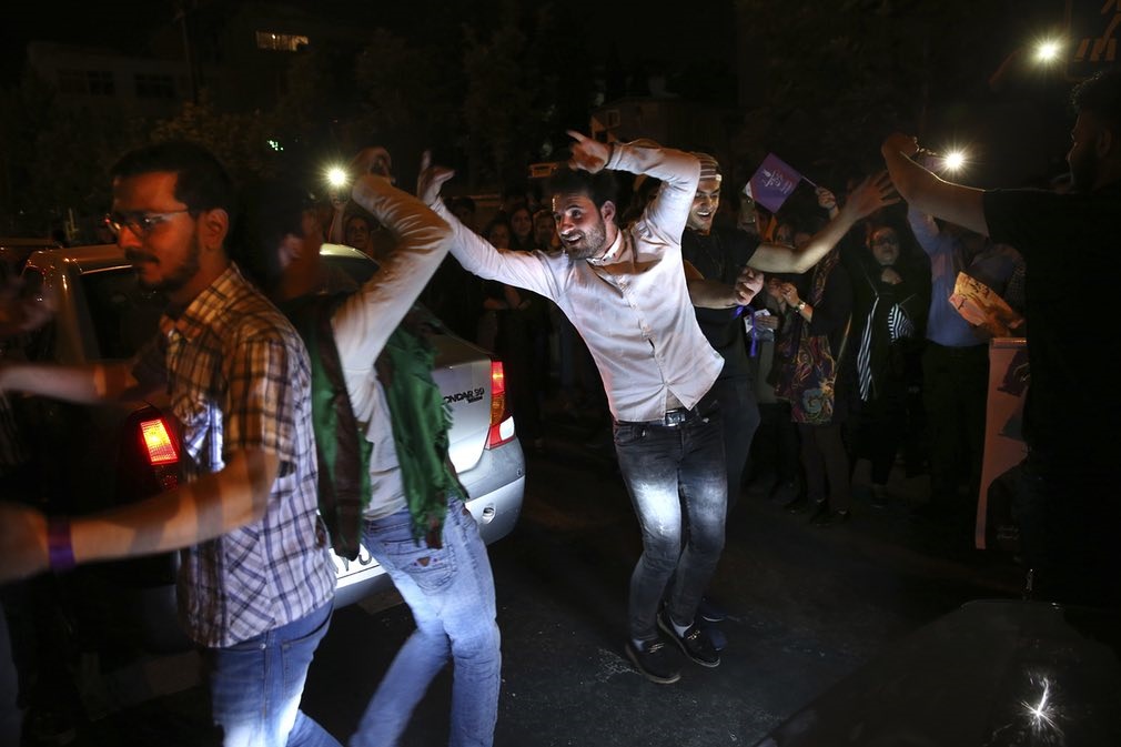 عکس جالب آسوشیتدپرس از شادی هواداران روحانی بعد از انتخابات