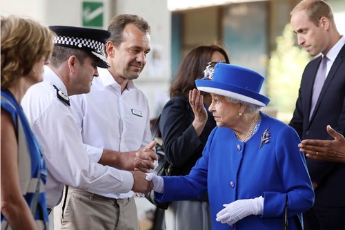 دیدار ملکه الیزابت و نوه اش با قربانیان برج سوختۀ لندن/عکس