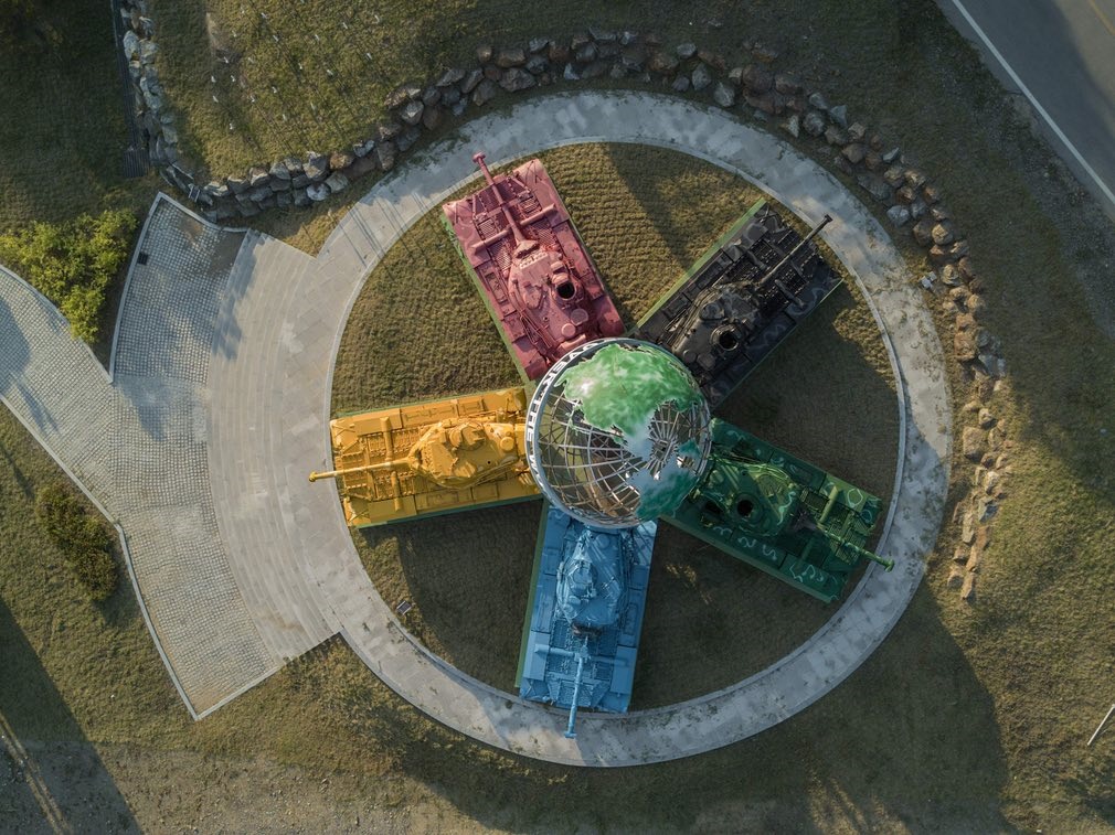 عکس/ ساخت اثر هنری با تانک‌های رنگی در کره‌جنوبی