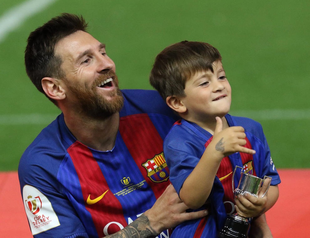 تصاویر/ لیونل مسی و پسرش پس از بیست و نهمین قهرمانی بارسا در جام حذفی