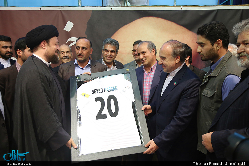 اهداء پیراهن شماره 20 تیم ملی فوتبال به سیدحسن خمینی/تصویر