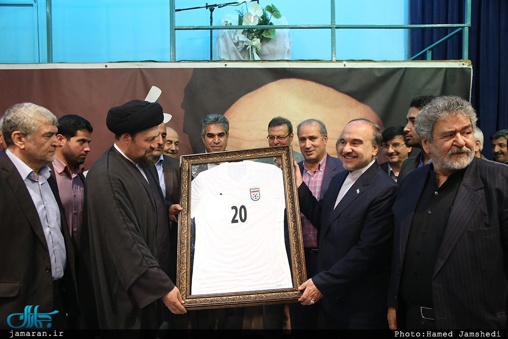 اهداء پیراهن شماره 20 تیم ملی فوتبال به سیدحسن خمینی/تصویر