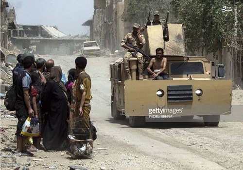 چرخاندن اسیر داعشی برهنه در موصل +عکس