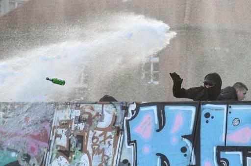 تظاهرات اعتراضی همزمان با آغاز نشست گروه۲۰ در هامبورگ/ ۱۳۰ مامور پلیس زخمی شدند
