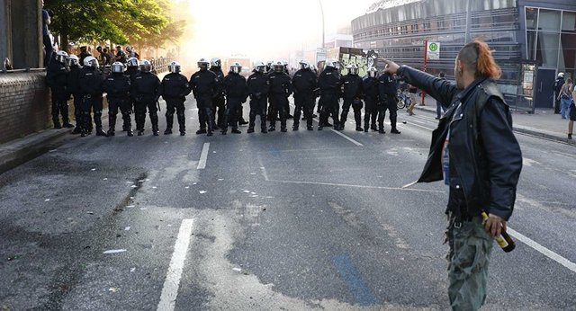 تظاهرات اعتراضی همزمان با آغاز نشست گروه۲۰ در هامبورگ/ ۱۳۰ مامور پلیس زخمی شدند