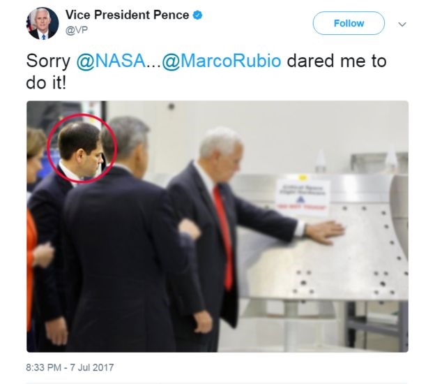 عکسی که بازدید معاون رئیس جمهور آمریکا از ناسا را جنجالی کرد/لطفا دست نزنید آقای پنس!
