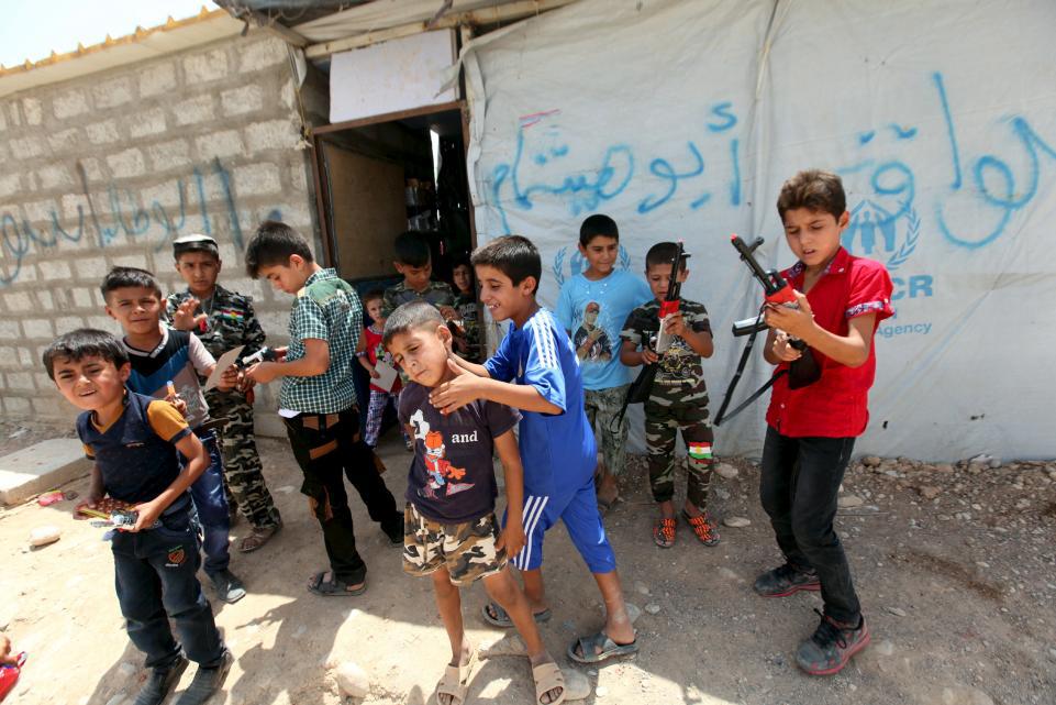آن چه در مدارس آموزشی داعش روی داده است؛از گشت های خیابانی برای کنترل پوشش لباس تا تشویق کودکان به جنگ علیه ایران