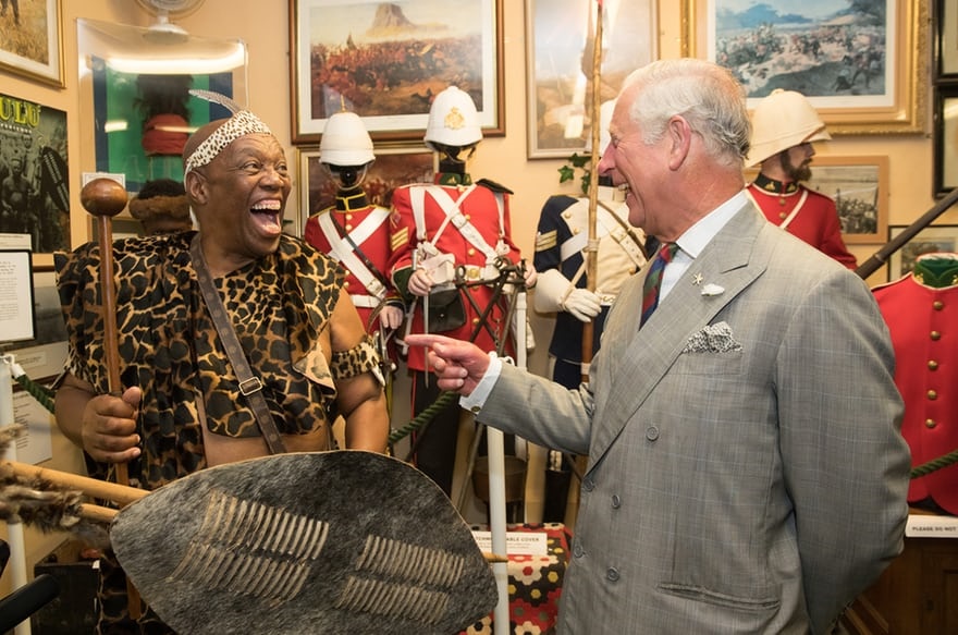تصاویر/ خوش‌وبش ولیعهد بریتانیا با یکی از اعضای قوم آفریقایی «زولو» در موزه ولز