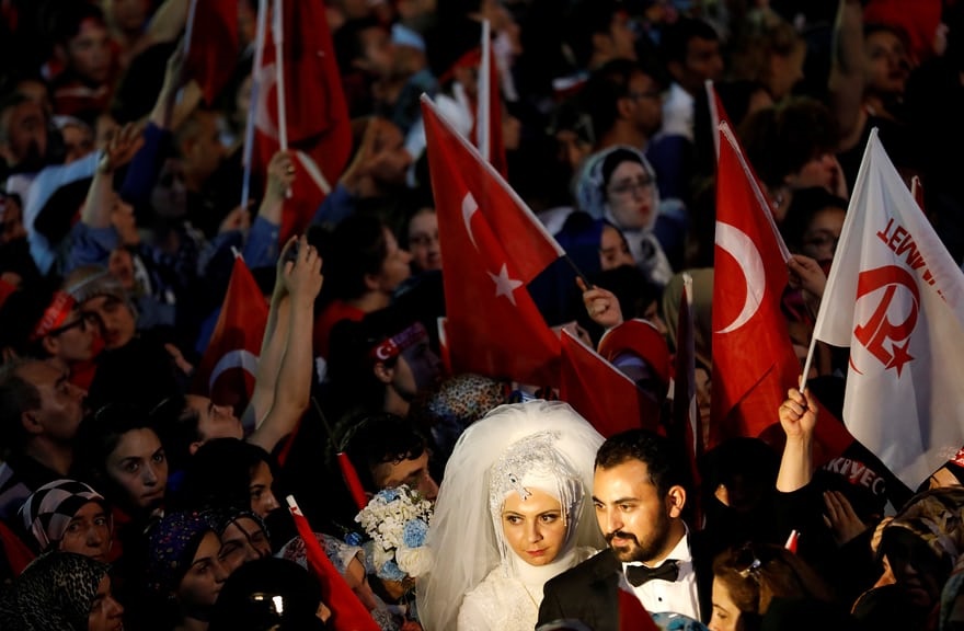 عکس/ حضور یک عروس و داماد در سالگرد کودتای نافرجام ترکیه!