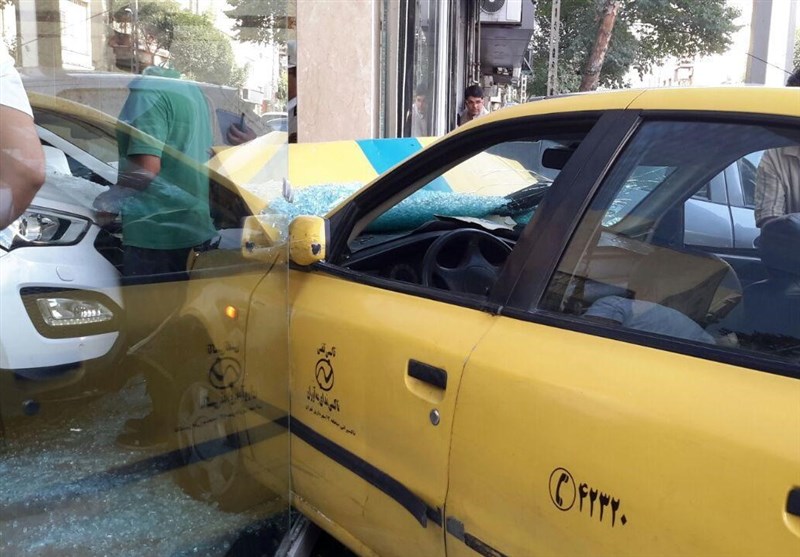 ورود ناگهانی تاکسی به نمایشگاه اتومبیل/دو نفر مصدوم شدند+تصاویر
