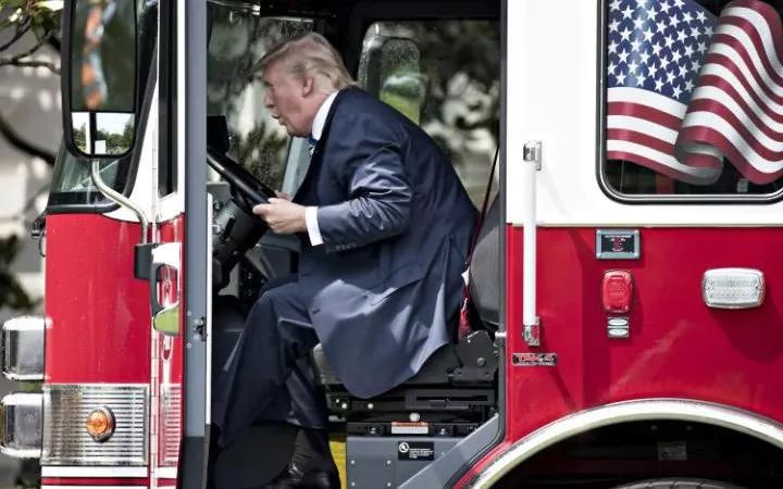 عکس/ بازی رئیس‌جمهور آمریکا با ماشین آتش‌نشانی!