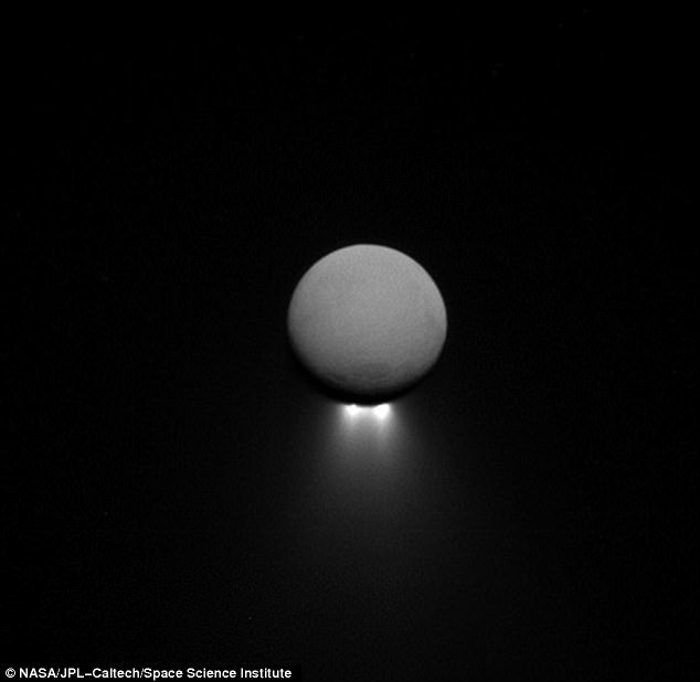 فوران آب از جنوب قمر زحل+تصاویر