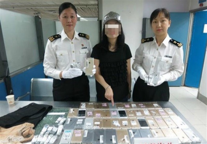 دستگیری قاچاقچی زن همراه با ۱۰۲ گوشی آیفون + عکس