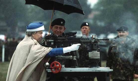 وقتی ملکه با مسلسل شلیک می کند! +عکس