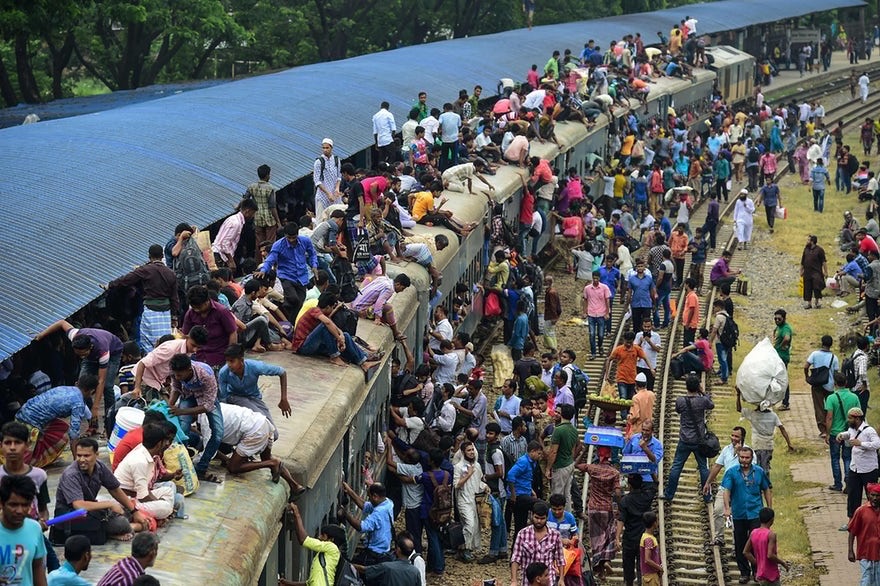 عکس/ نشستن مسافران عجیب و غریب بنگلادشی روی سقف قطارها