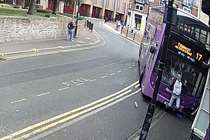 عکس / لحظه تصادف خوش‌شانس‌ترین مرد جهان با اتوبوس