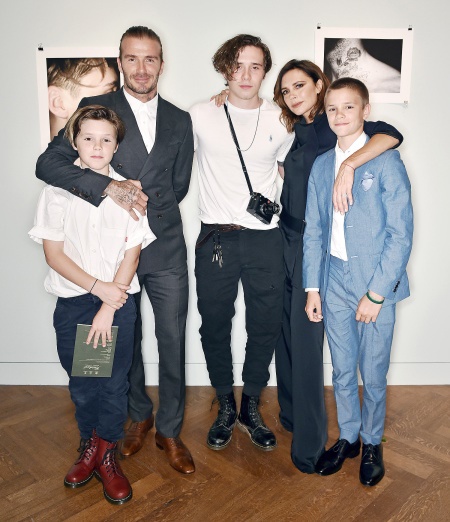 دیوید بکام و خانواده‌اش در نمایشگاه لندن+تصاویر